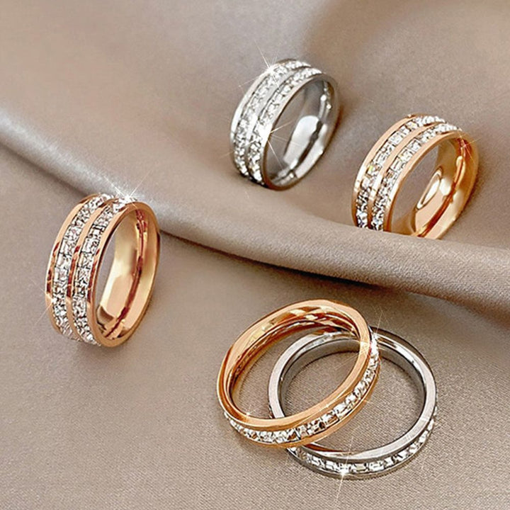 Skinnende zirkonia ring for kvinner, i tofarget sølv og roségull design.