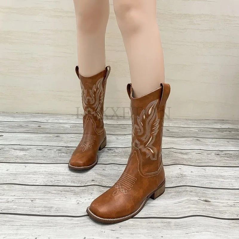 Moteriktige sorte cowboystøvler for kvinner. Vintage broderi og firkantet tå, stilige westernstøvler og komfortable boots.