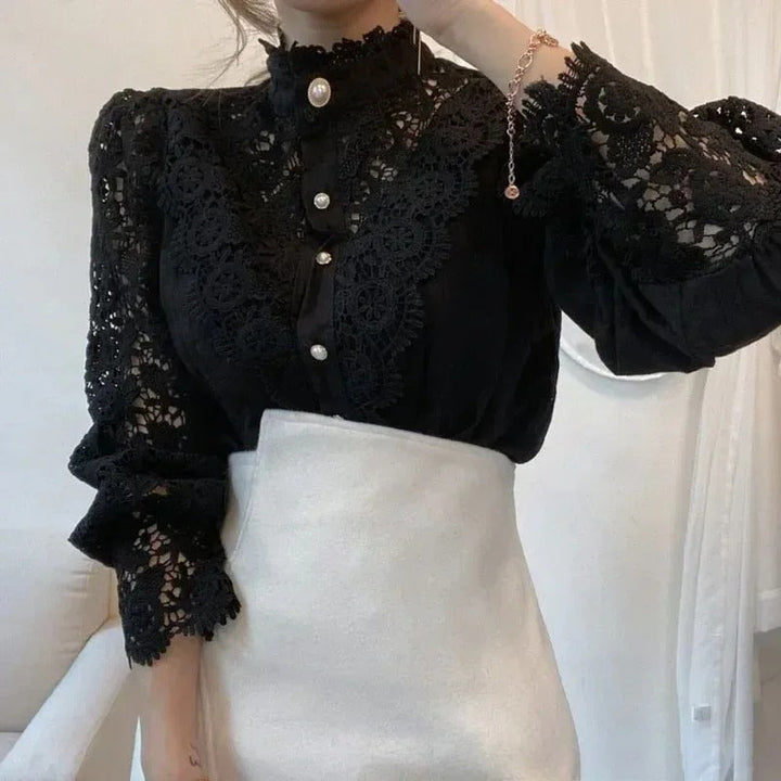 Luftig blondebluse for dame med ståkrage, langermet, ideell for sommer- og vårvær.
