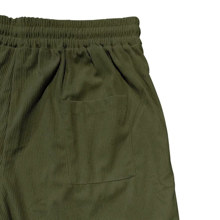 Detaljbilde av retro cargoshorts for menn, fremhever stoffkvalitet og sømmer for holdbarhet.