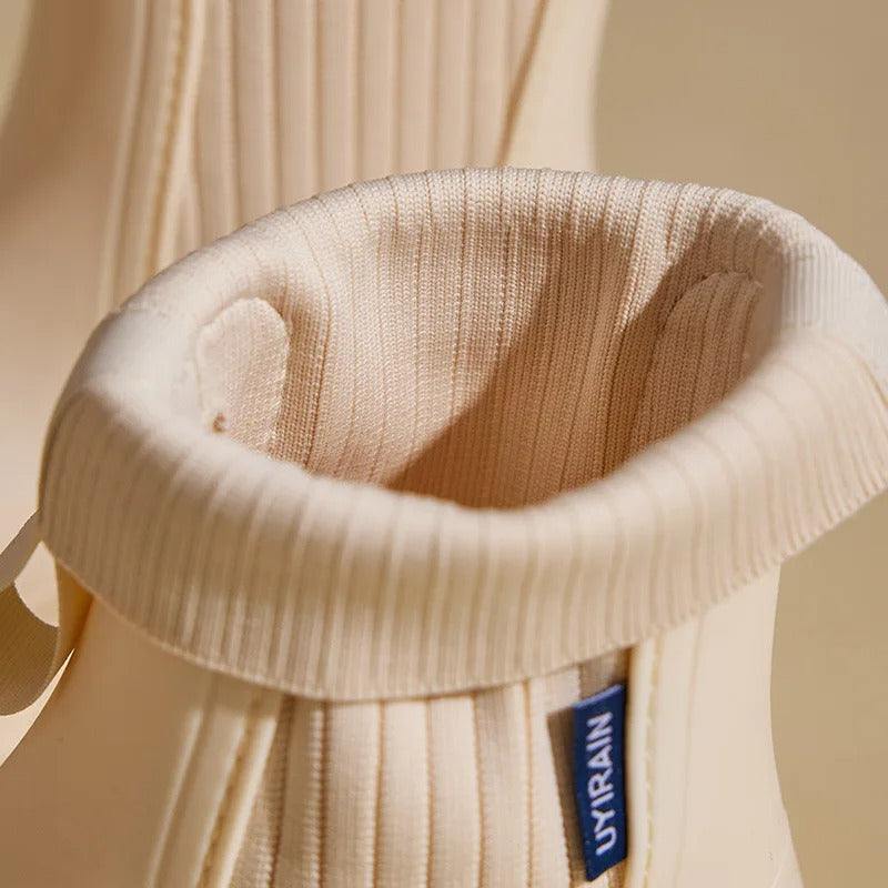 Detaljert bilde av trendy vanntett plattformstøvel. Viser robust materiale og moderne design for kvinner.