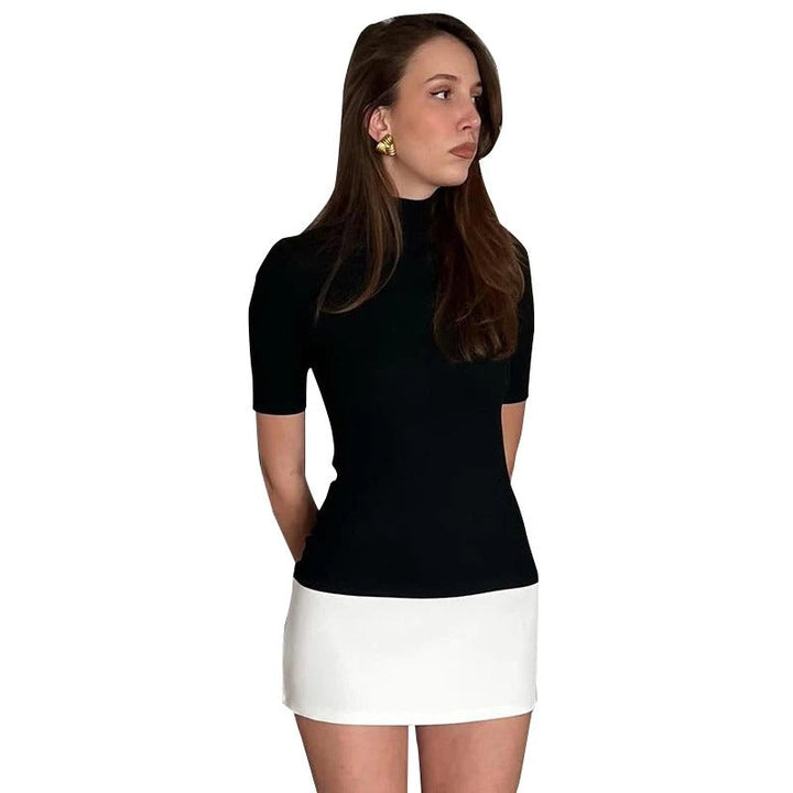 Svart/hvit patchwork bodycon kjole for kvinner med turtleneck, moderne elegant design, perfekt for fest.