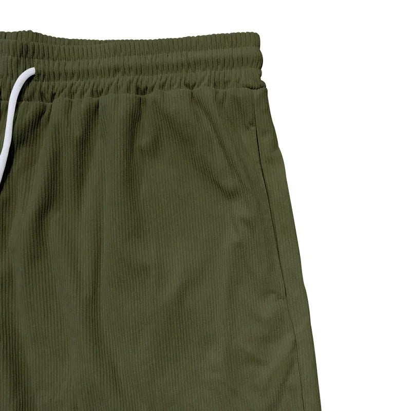 Menn i klassiske retro cargoshorts, viser komfort og praktiske lommer under sommeraktivitet.