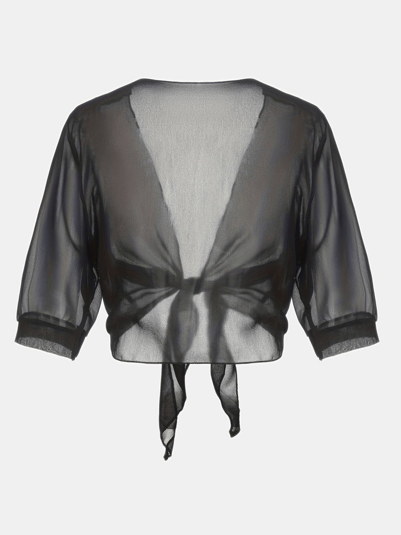 Hvit, lett kvinnebluse med åpen front. Pustende sommerbluse for en frisk stil.