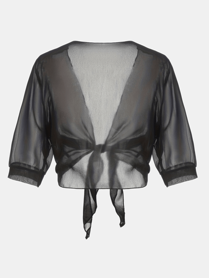 Hvit, lett kvinnebluse med åpen front. Pustende sommerbluse for en frisk stil.