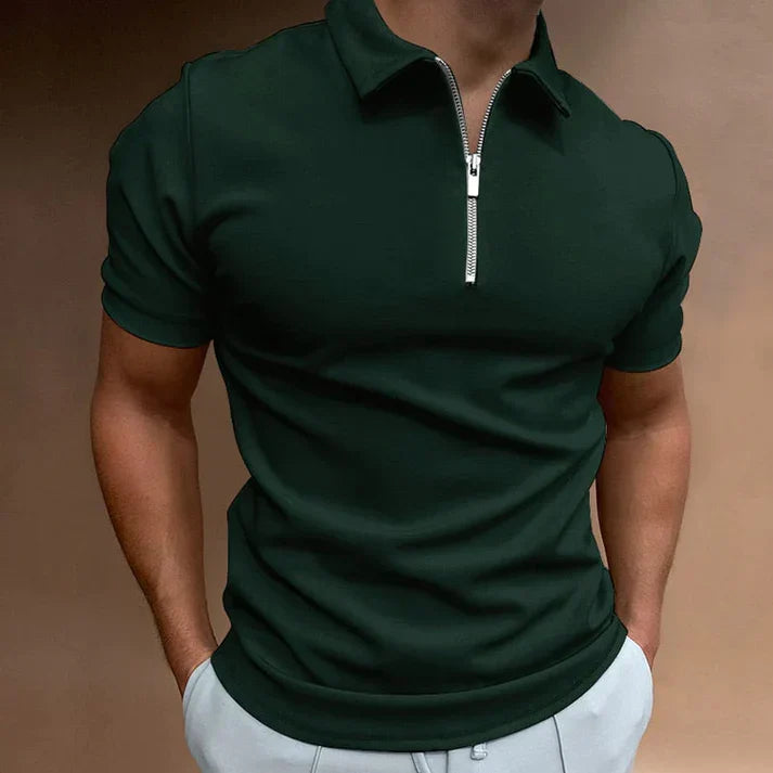Mann iført stilfull herre polo skjorte, klassisk design for menns mote og sommerklær.