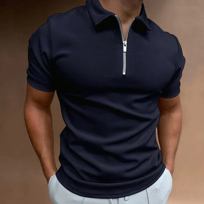 Detaljbilde av mykt stoff på komfortabel herre polo skjorte, lett polo for allround bruk.
