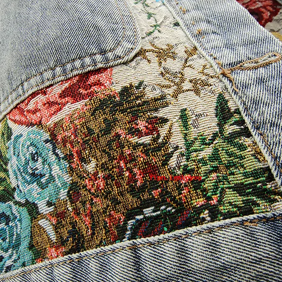 Allsidig blomstret jeansjakke for damer, fargerike detaljer, unik vår/sommer stil.