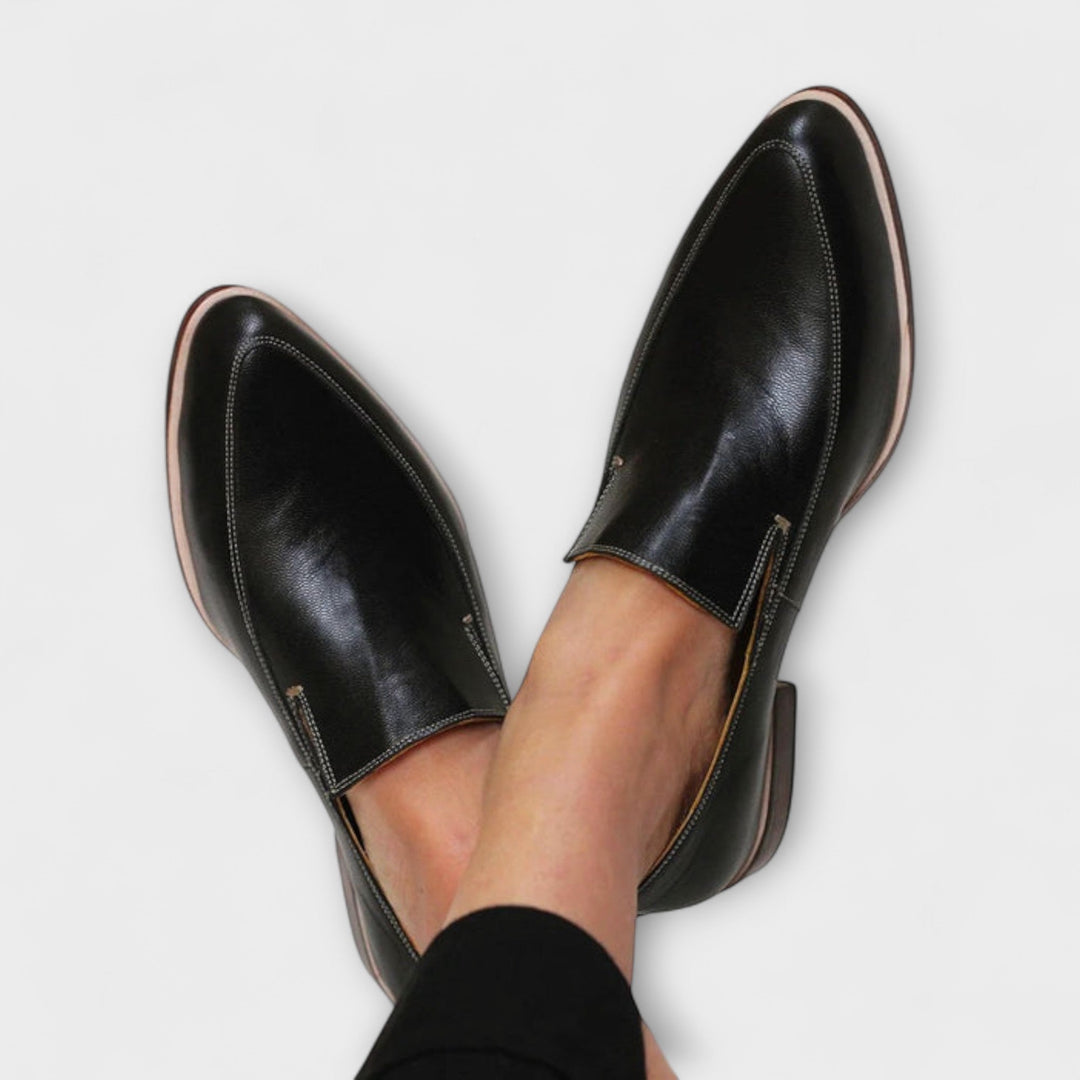 Klassiske sorte slip-on loafers for kvinner. Komfortable, stilige flate damesko perfekte for hverdag og sommer.