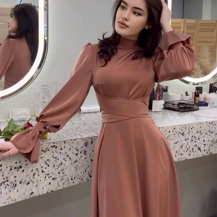 Elegant dame turtleneck kjole i amber med avsmalnende midje, perfekt som formell festkjole.