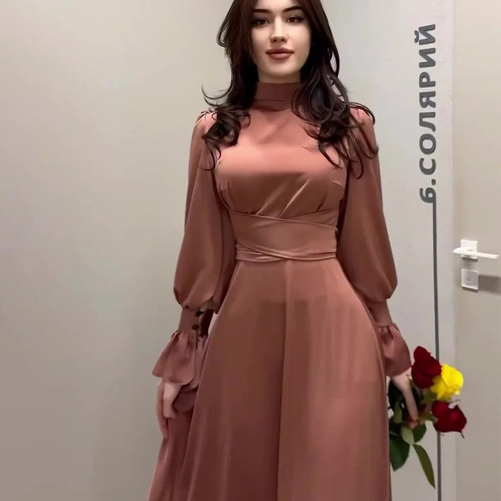 Detaljbilde: Elegant amber turtleneck midikjole som fremhever den avsmalnende midjen og klassisk snitt.