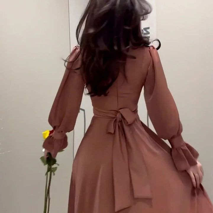 Formell og elegant damekjole; langermet turtleneck kjole i amber med flatterende avsmalnende midje.