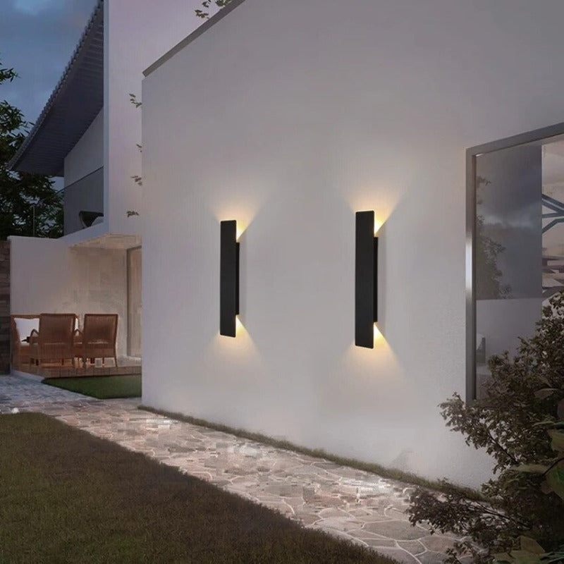 Værbestandig IP65 LED utelampe med moderne design for energisparende hage- og fasadebelysning.