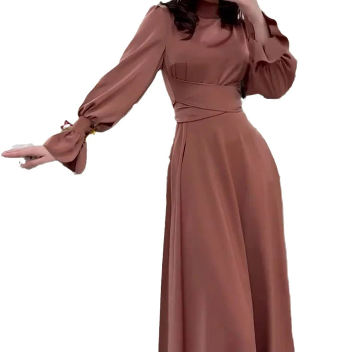 Klassisk amber turtleneck midikjole for kvinner; en varm høstkjole eller vinterkjole med smal midje.