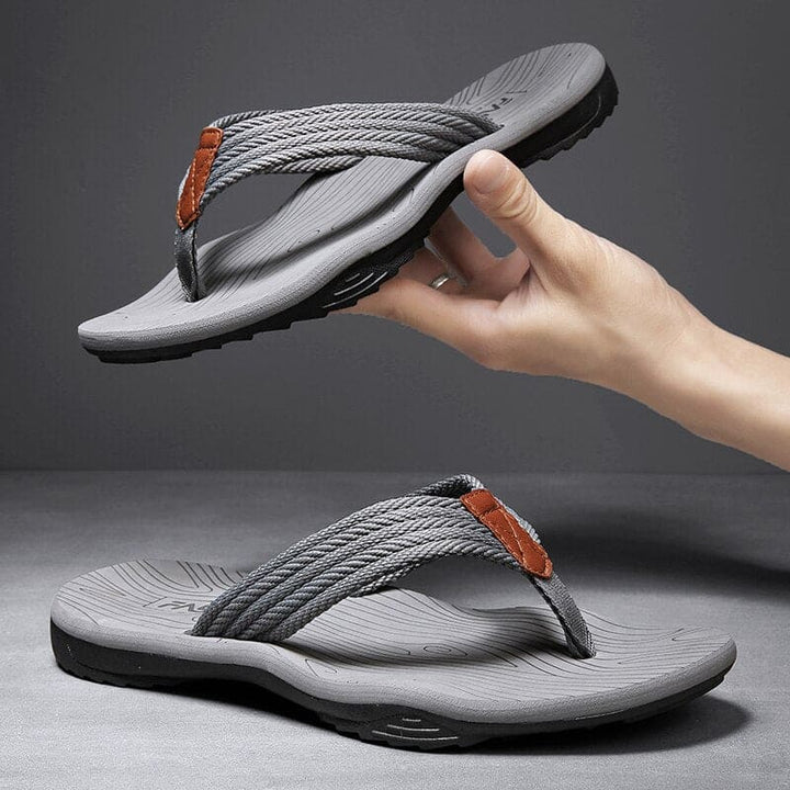 Nærbilde av ergonomisk såle på unisex ortopedisk sandal med demping.