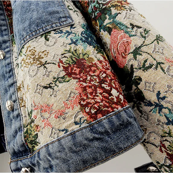 Modell iført mørkeblå blomstret jeansjakke, casual og stilig damejakke for vår.