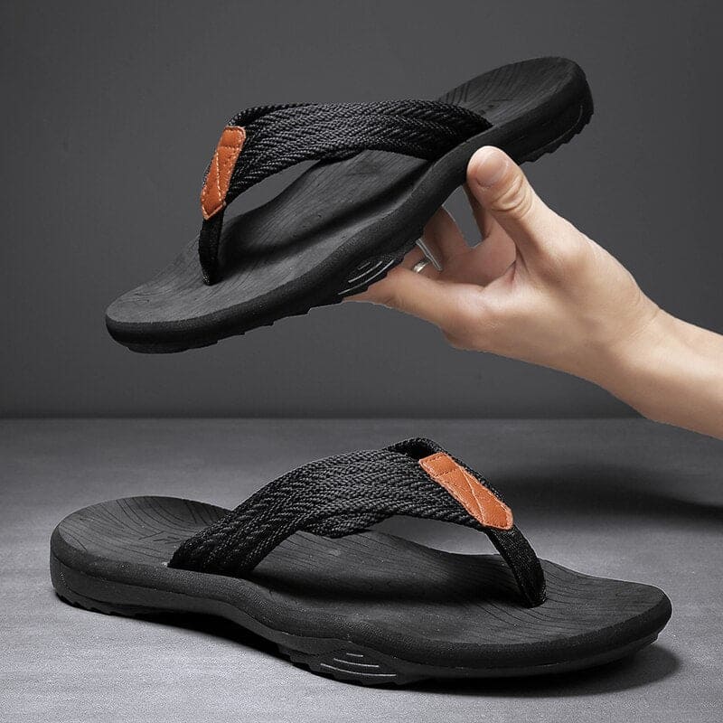 Person nyter komfort i stilige unisex ortopediske sandaler, hverdagsstøtte.