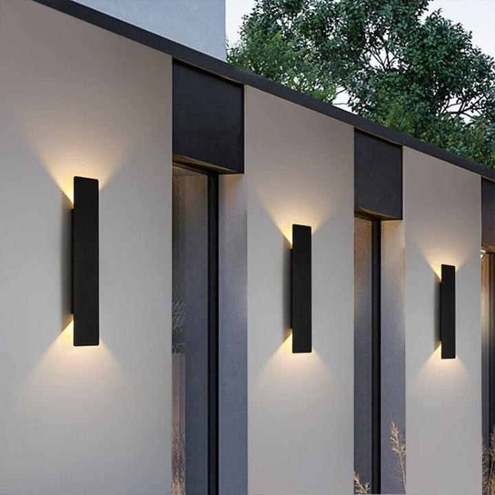 Moderne IP65 LED vegglykt for utendørs belysning, energisparende og værbestandig.