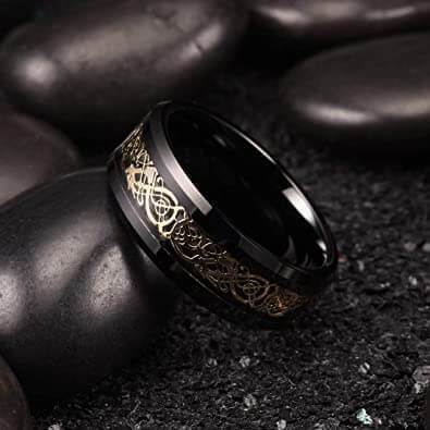 Mystisk og tidløs keltisk drage ring. Slitesterk unisex smykke i titanstål.