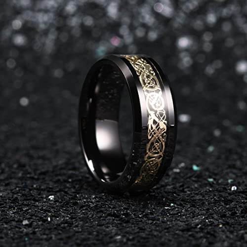 Skinnende keltisk drage ring i titanstål, vist fra en annen vinkel. Unisex design.