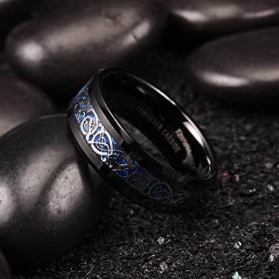 Unisex ring i titanstål med keltisk drage. Varig stålring for herre og dame.