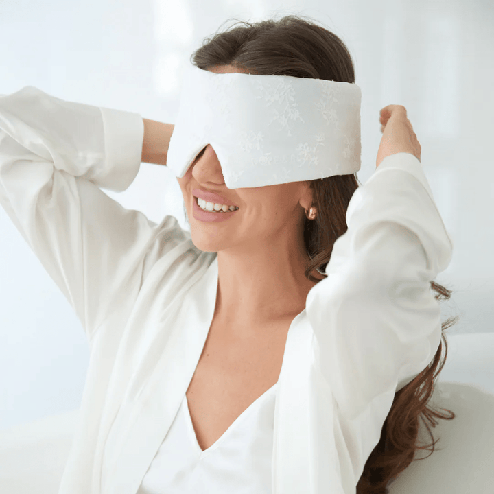 Silkemaske som et naturlig middel for bedre søvn og uthvilt ansikt.