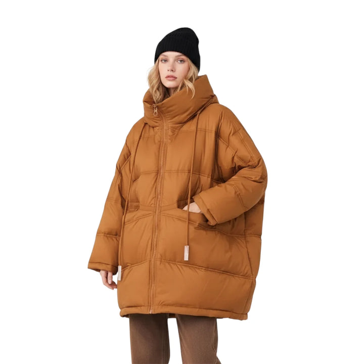 Dame vinterjakke i lang design med hette. Komfortabel, moderne og varm for kaldt vær.