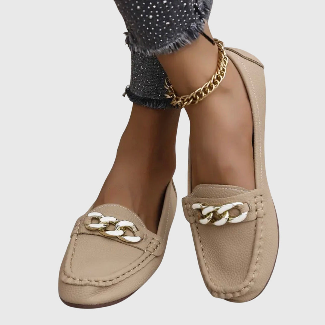 Komfortable damesko: slip-on loafers med kjededetalj, ideelle for lett gange og elegant stil.