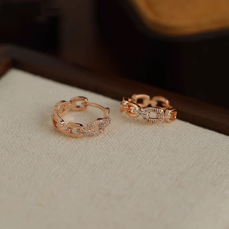 Elegante kvinnelige geometriske krystall hoop øreringer i rosegull. Motesmykker for dame, perfekt tilbehør.