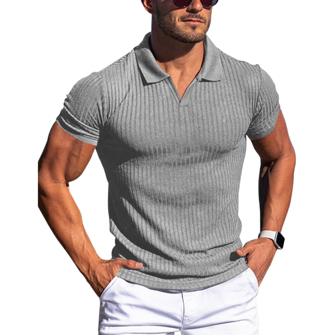 En lett, vertikalstripet V-hals polo for menn med korte ermer, ypperlig for sommerkomfort.