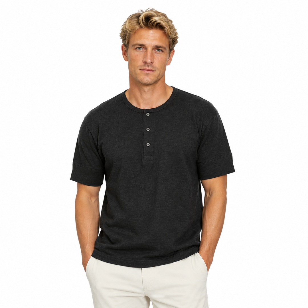 Herre Henley t-skjorte i klassisk vintage stil. Komfortabel fritidsskjorte for menn i mørk grå.