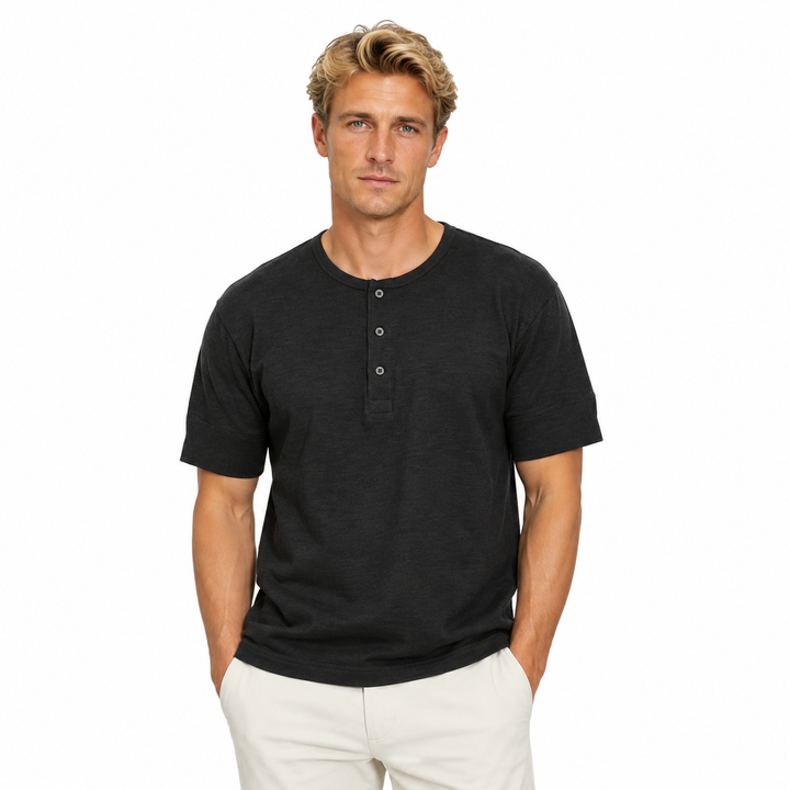 Herre Henley t-skjorte i klassisk vintage stil. Komfortabel fritidsskjorte for menn i mørk grå.