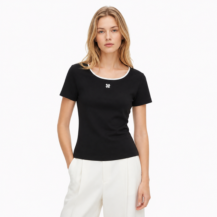 Klassisk beige slim fit t-skjorte til dame, en elegant og komfortabel sommertopp for hverdag og fest.
