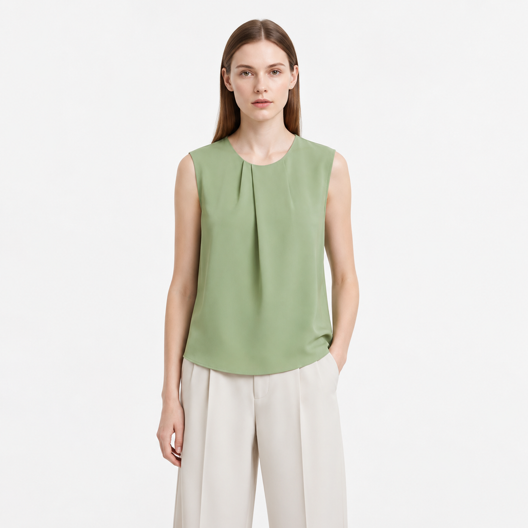Elegant asymmetrisk plissert damebluse. Ermeløs sommertopp perfekt for fest, kontor og hverdag.