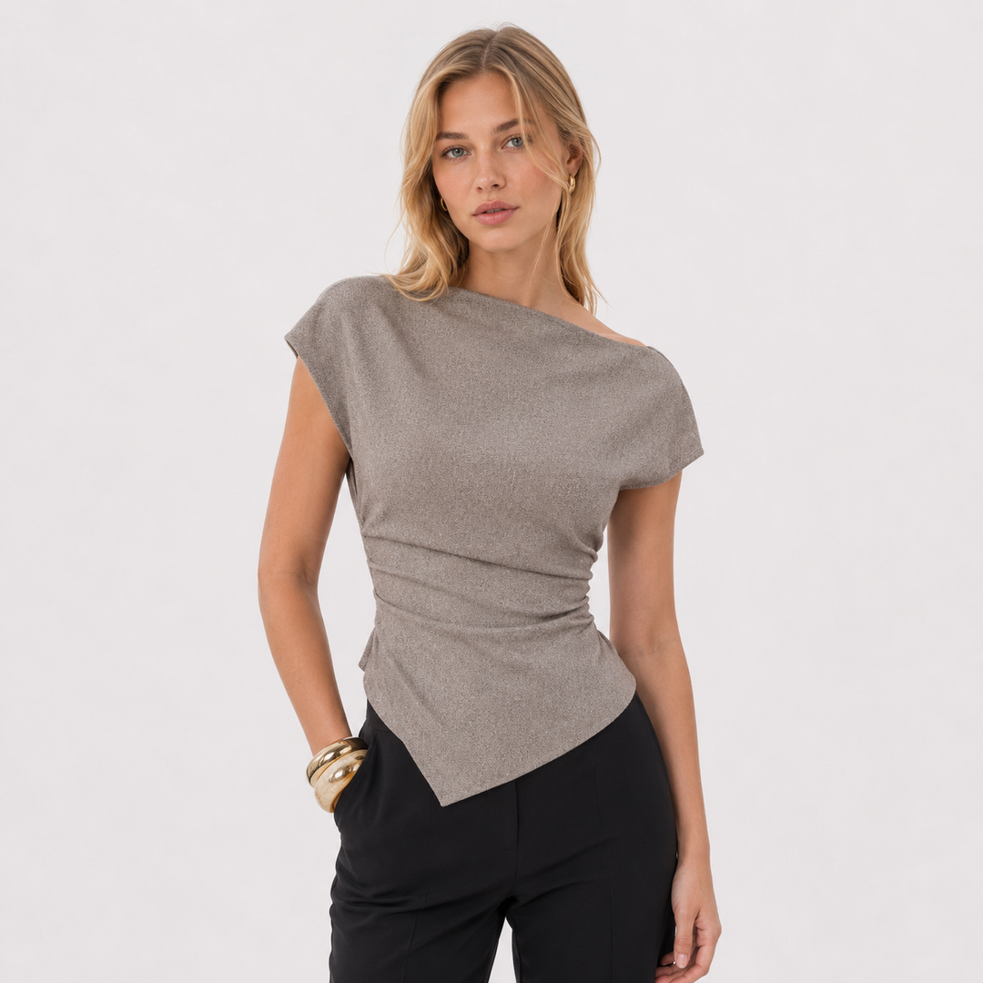 Elegant khaki asymmetrisk crop top med båthals og drapert midje for dame. Stilfull sommer- og festtopp.