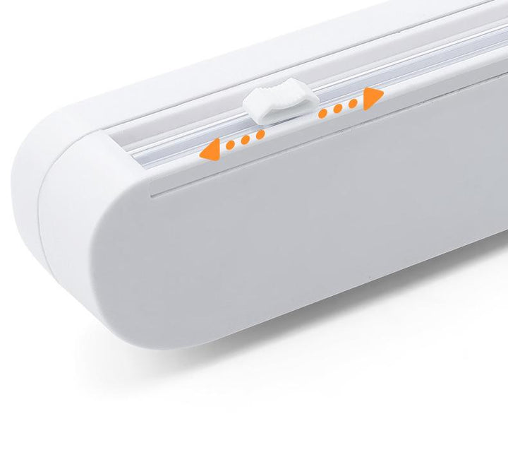 Hånd som kutter plastfolie fra en kjøkken foliedispenser. Enkel håndtering for fersk matoppbevaring.