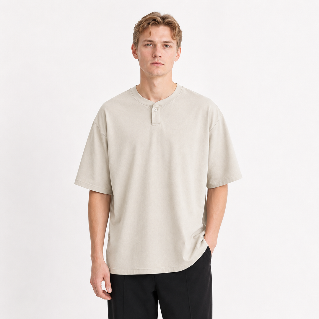 Svart herre Henley t-skjorte i bomull, kortermet med moderne knappelukking. Ideell for en stilren look.