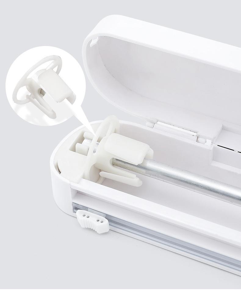 Allsidig kjøkken foliedispenser, perfekt for både plastfolie og aluminiumsfolie. Med innebygd, sikker kutter.