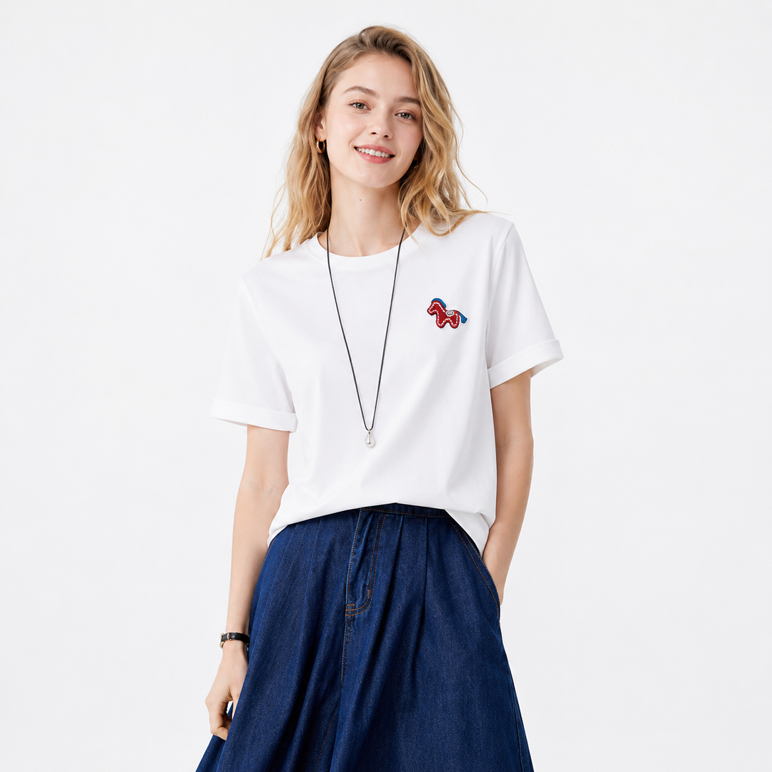 Komfortabel dame t-skjorte med unikt ponybroderi. Perfekt casual hverdagstopp for en stilfull sommer.