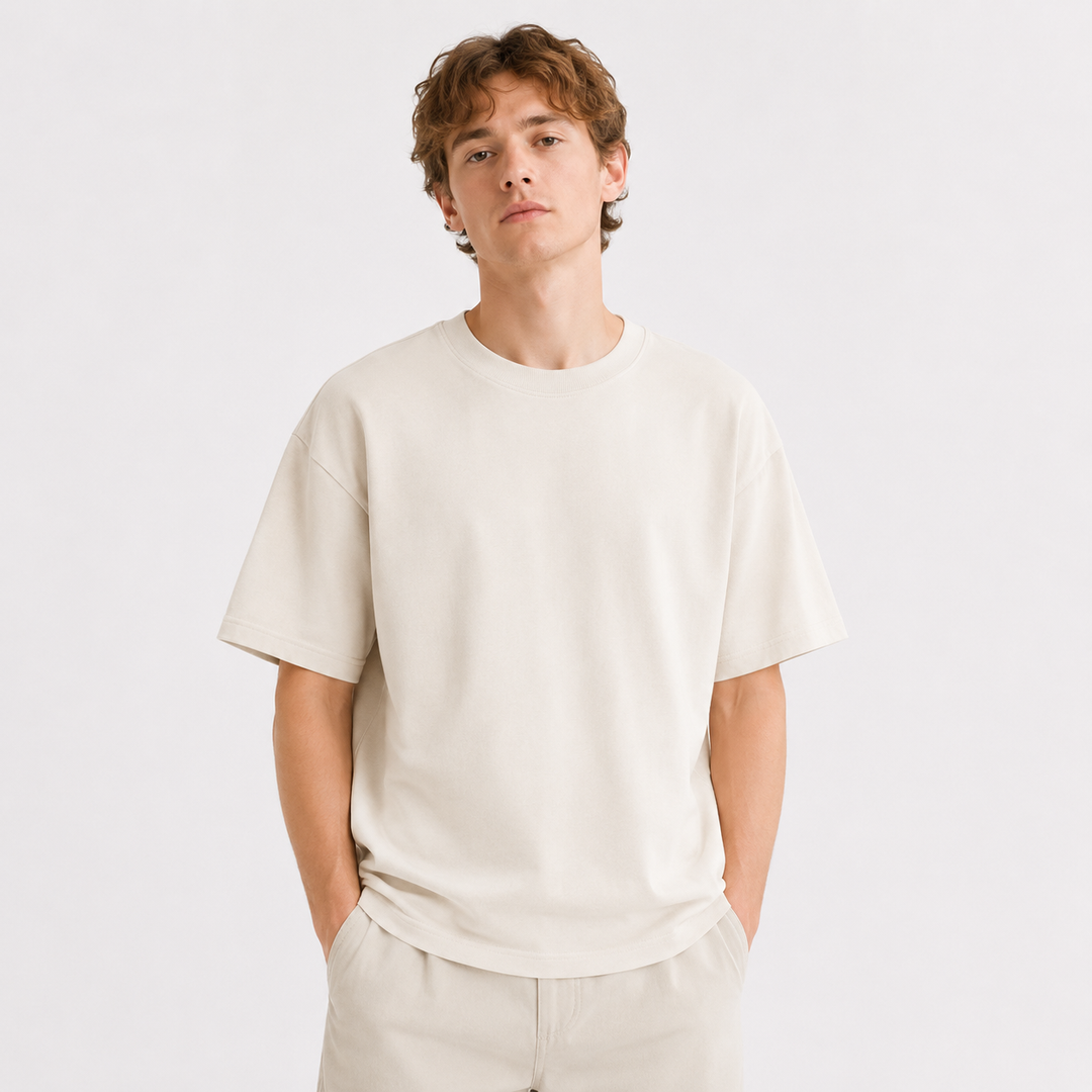 Stilren herre piqué t-skjorte, 340g tung bomull. Retro design og løs passform for moderne, casual herreklær.
