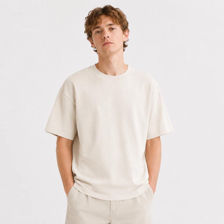 Stilren herre piqué t-skjorte, 340g tung bomull. Retro design og løs passform for moderne, casual herreklær.