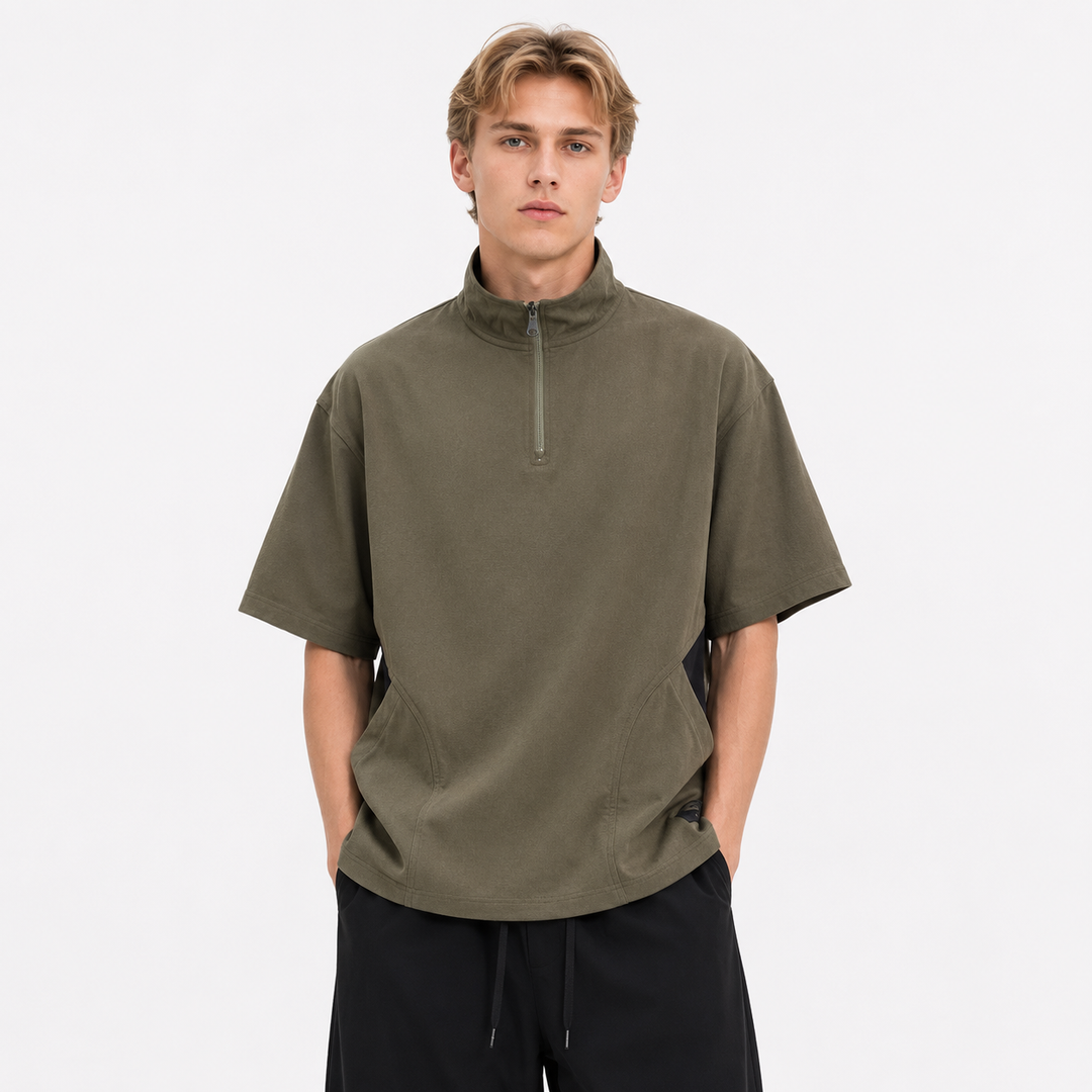 Elegant herrepolo med kortermede, glidelås og ståkrage. En komfortabel og sporty t-skjorte for fritid.