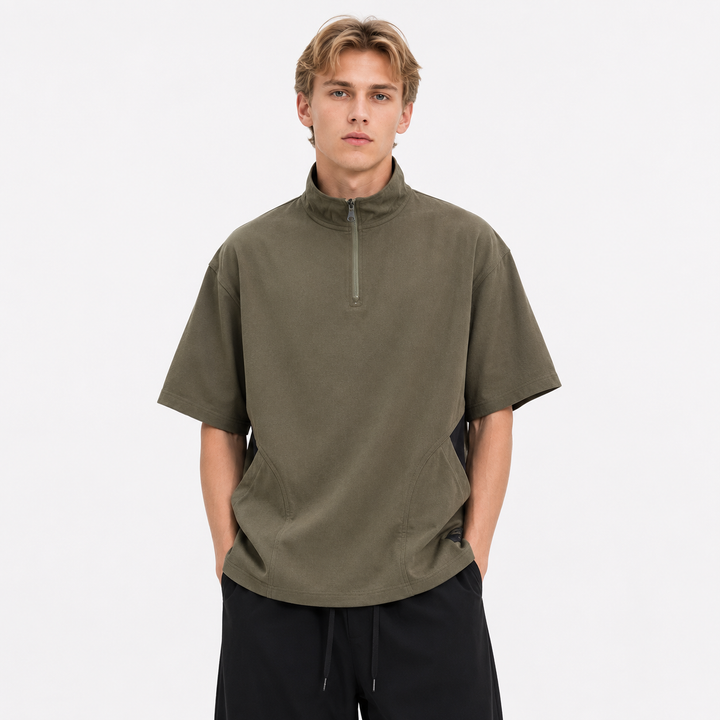 Elegant herrepolo med kortermede, glidelås og ståkrage. En komfortabel og sporty t-skjorte for fritid.