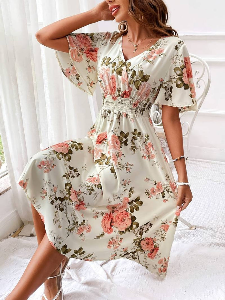 Feminin v-hals A-linje kjole for kvinner med detaljert blomstertrykk. Elegant og lett sommerkjole med volanger.