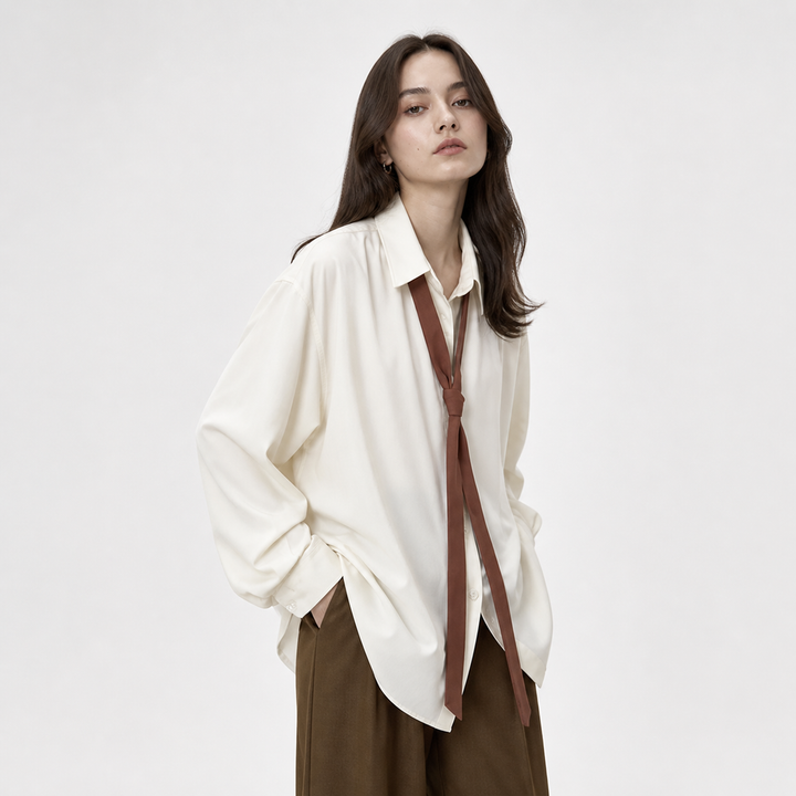 Myk aprikos oversized damebluse med knytekrage, gir en avslappet og elegant look. Komfortabel hverdagsklær.