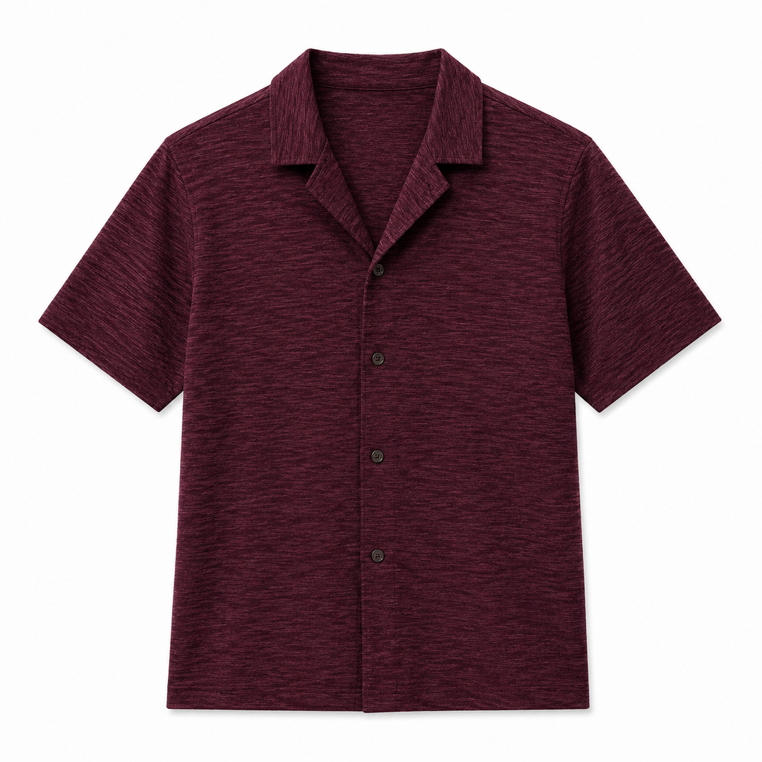 Løs herreskjorte med cubansk krage, kortermet design. Ideell sommertopp for menn som ønsker avslappet stil.