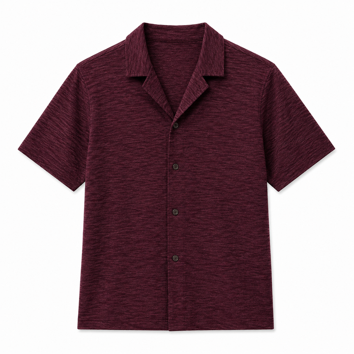 Løs herreskjorte med cubansk krage, kortermet design. Ideell sommertopp for menn som ønsker avslappet stil.
