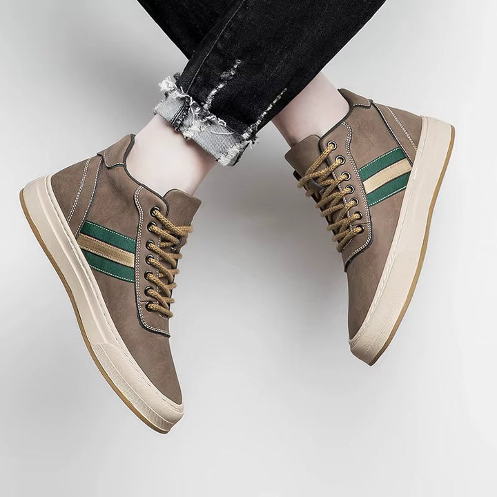 Diskré brune herresko/sneakers som gir 7 cm ekstra høyde, perfekt for stil og komfort i hverdagen.