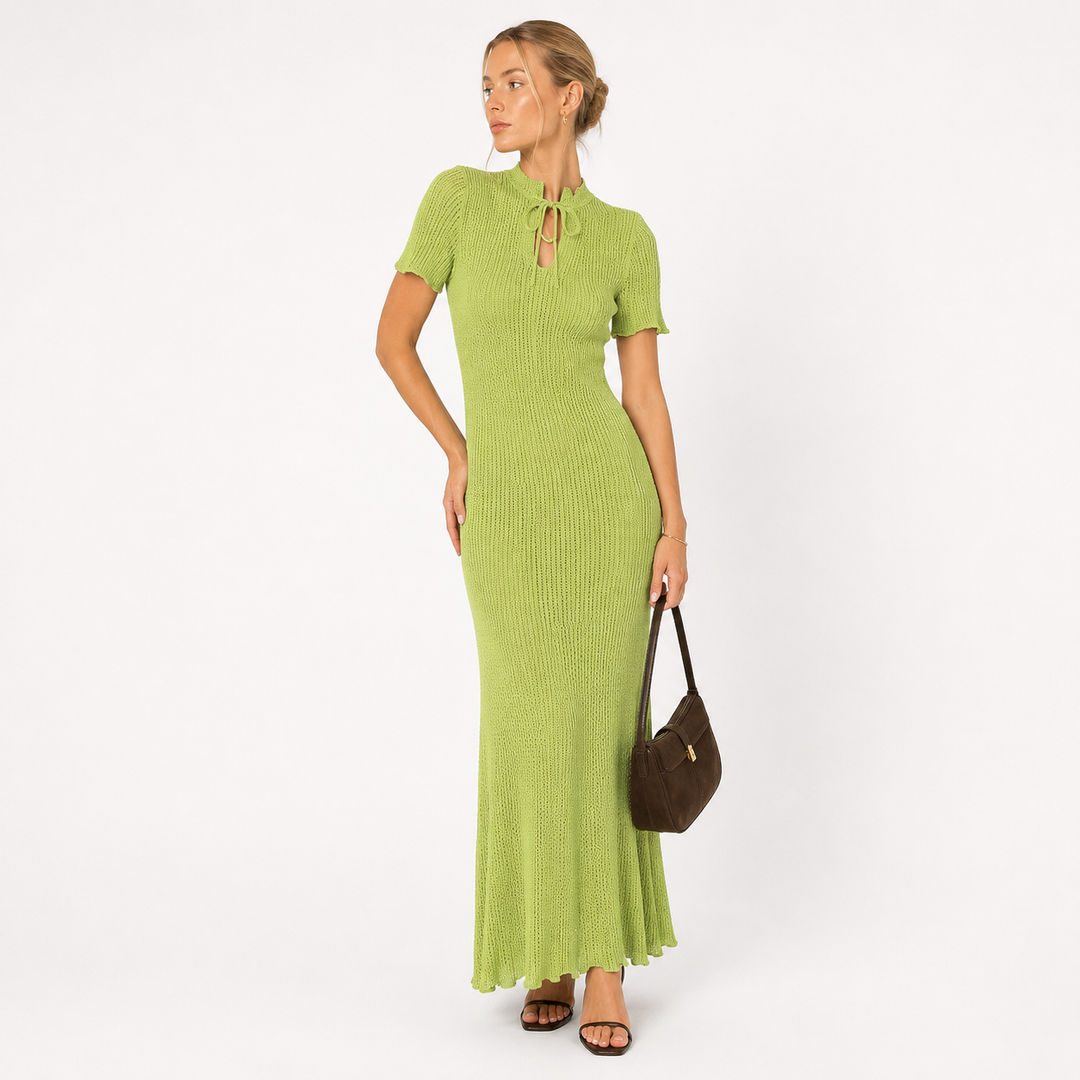 Elegant strikket maxikjole for dame, med snøring i midjen og stilige hulldetaljer. Perfekt sommerkjole.