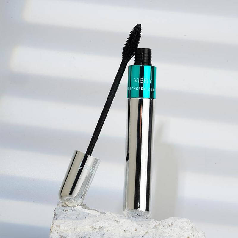 Kvinne påfører 4D vannfast mascara, skaper lange, voluminøse vipper for et dramatisk blikk.